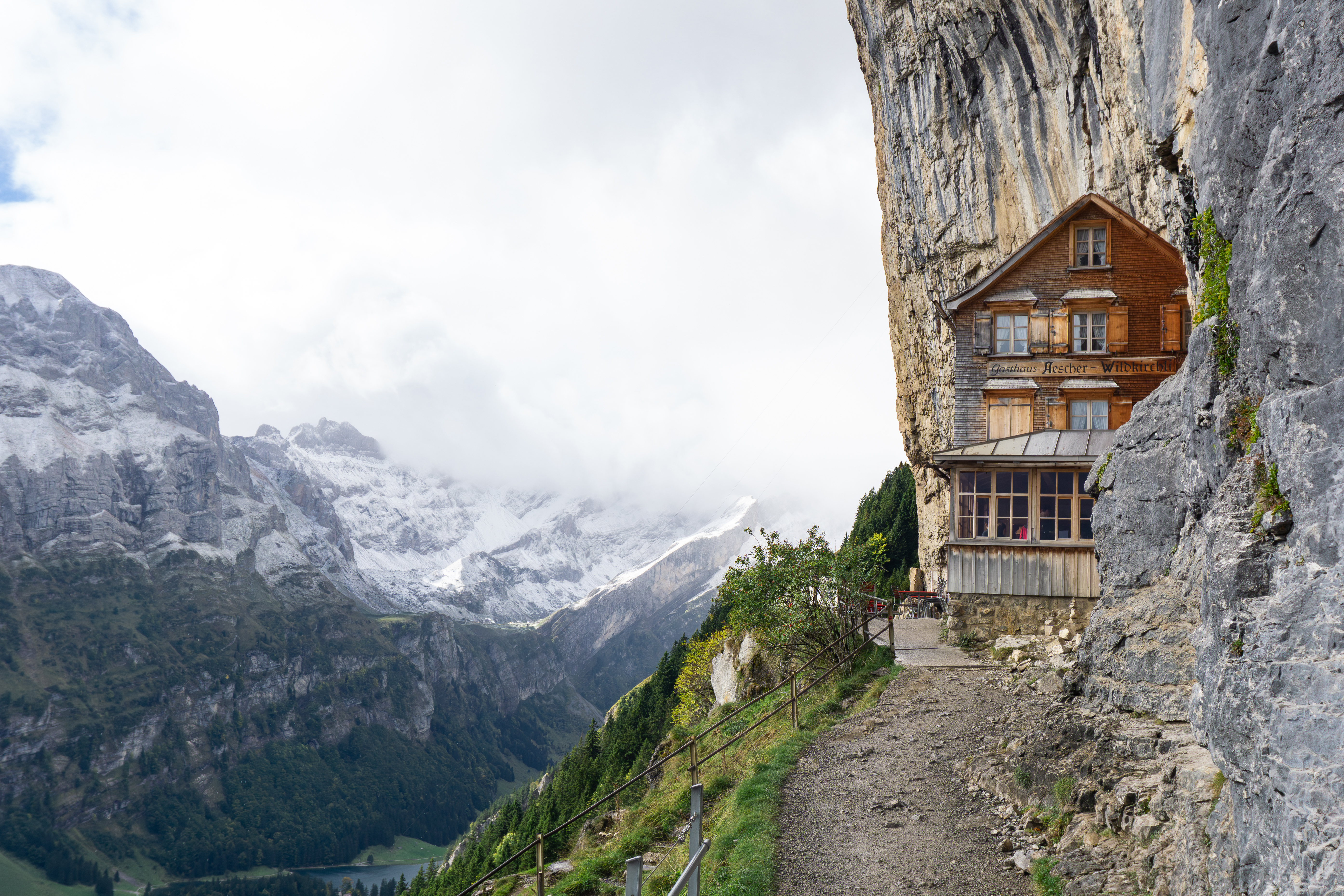Gasthaus Aescher encravado nas rochas dos Alpes suíços — Diego Velasco